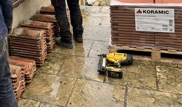 Palette de tuiles neuves et tuiles anciennes triées sur une terrasse en pierre à Châteaurenard