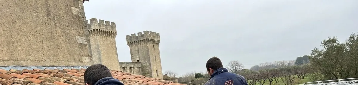 Toiture en tuiles canal en cours de reprise à Châteaurenard, sous les deux tours crénelées du château